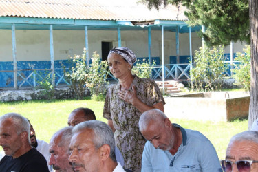 Balakən Rayon İcra Hakimiyyətinin başçısı Natiq Ağayev Şambulbinə kəndində sakinlərlə görüşüb