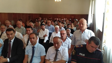 Balakən Rayon İcra Hakimiyyətinin başçısı İslam Rzayev  Qullar kəndində sakinlərlə görüşüb