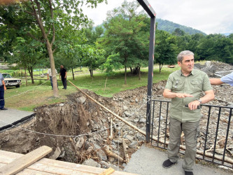 Balakən Rayon İcra Hakimiyyətinin başçısı Natiq Ağayev sel nəticəsində Katex kəndi ərazisində ciddi ziyan dəymiş körpüyə və arı təsərrüfatçılarının istifadə etdiyi yola baxış keçirib