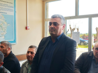 Balakən Rayon İcra Hakimiyyətinin başçısı Natiq Ağayev  Acılıqbinə  kəndində sakinləri dinləyib