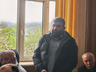 Balakən Rayon İcra Hakimiyyətinin başçısı Natiq Ağayev  Qazma kəndində sakinləri dinləyib