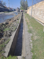 Balakən şəhərinin küçələrində yağış sularının ötürülməsi üçün beton arxlar quraşdırılır